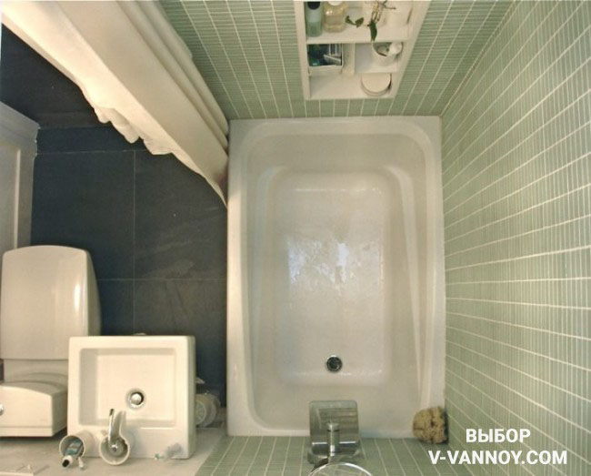 Для совмещенного санузла подойдет сидячая модель ванной и мини-раковина. Таким образом получится сэкономить место.
