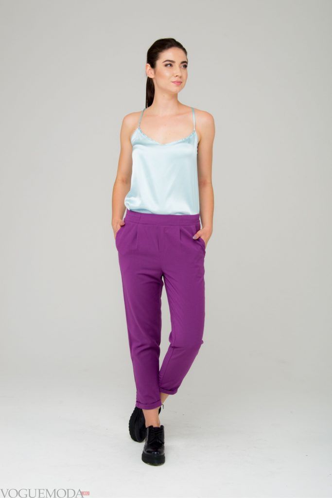 короткие фиолетовые брюки топ голубой