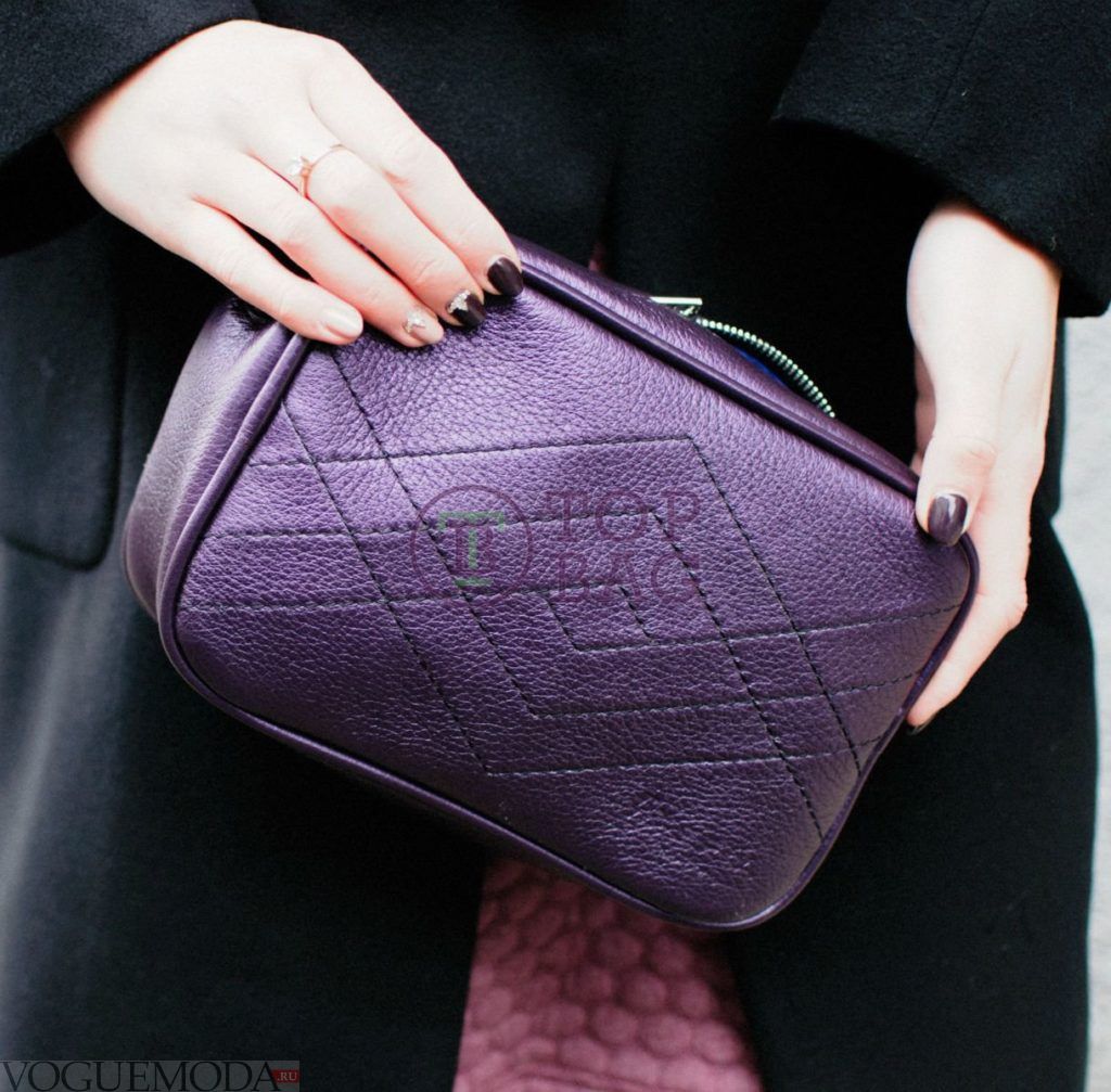фиолетовая сумка под черную одежду 