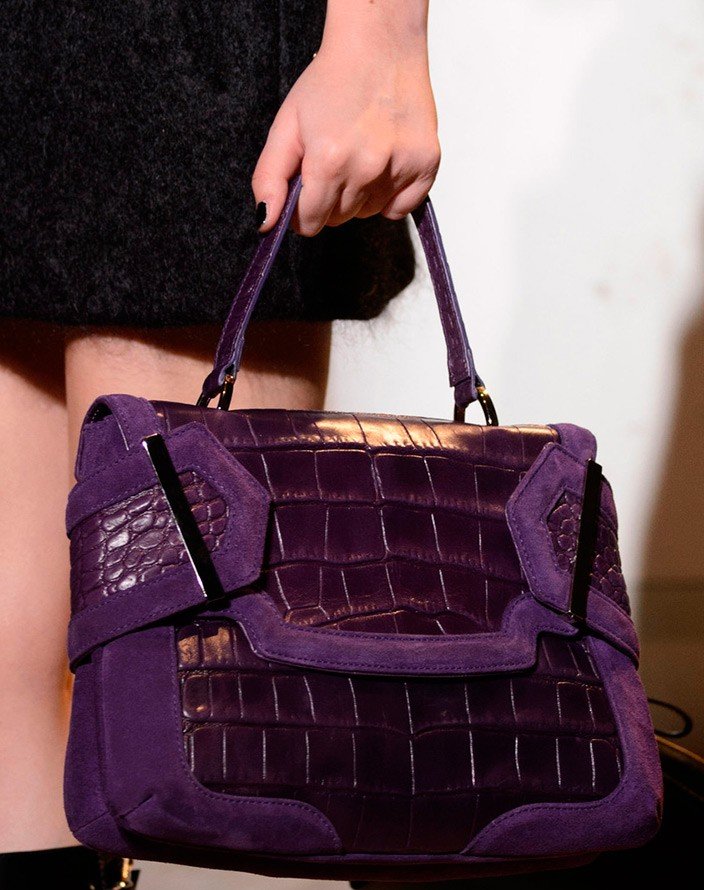 фиолетовая сумка под крокодила под черную одежду 