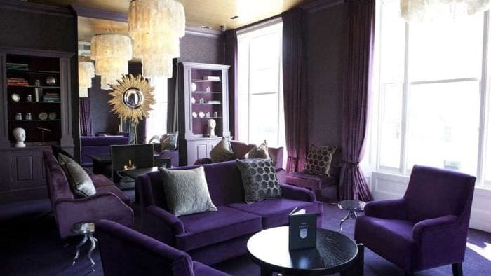 необычный стиль гостиной в фиолетовом цвете