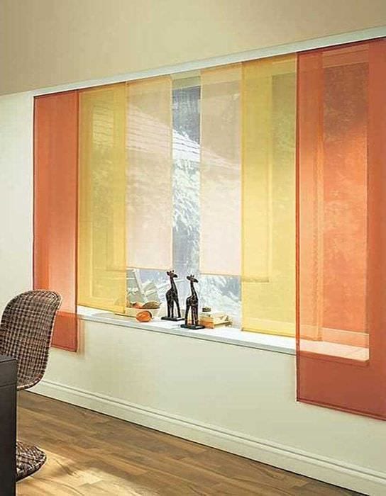 пример применения современных штор в ярком дизайне квартире