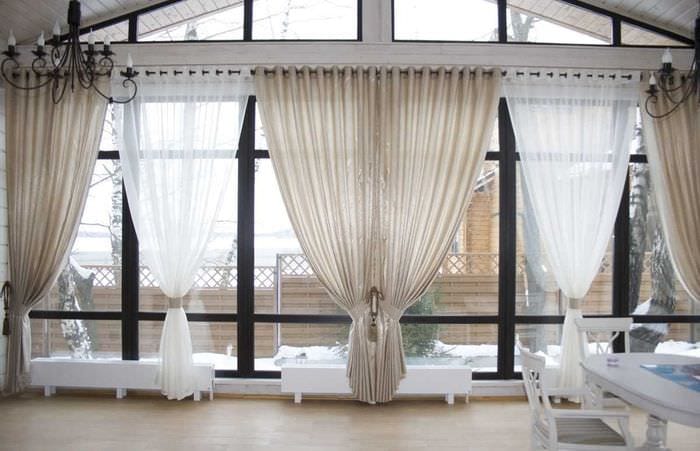 вариант использования современных штор в красивом декоре комнате