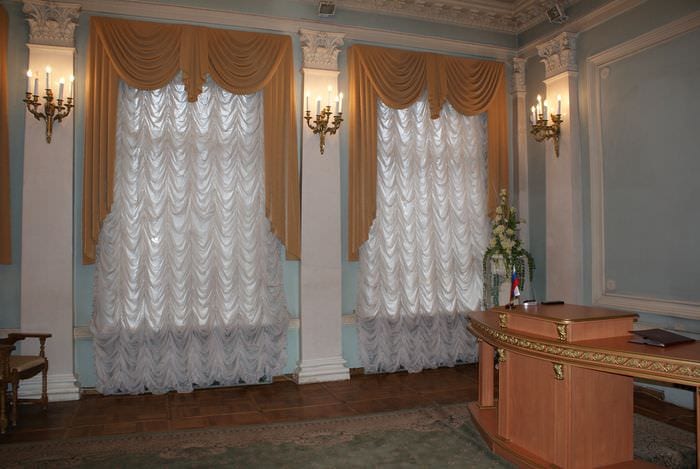 пример использования современных штор в светлом интерьере комнате
