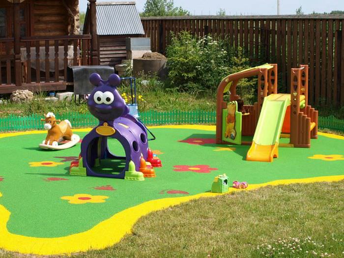 Игровая площадка для маленьких детей на территории приусадебного участка