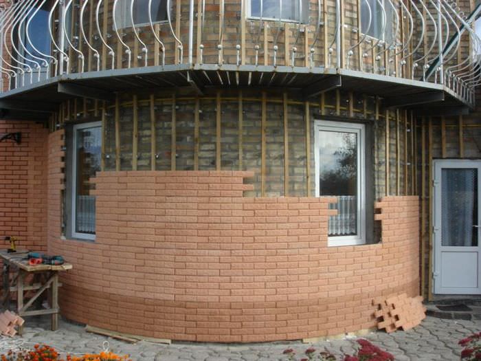 Отделка фасада дома панелями с имитацией кирпичной кладки