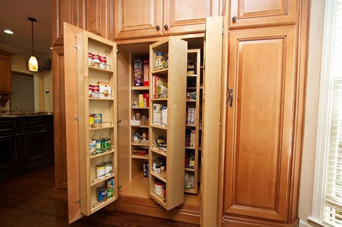Хранение продуктов питания в кухонном шкафу