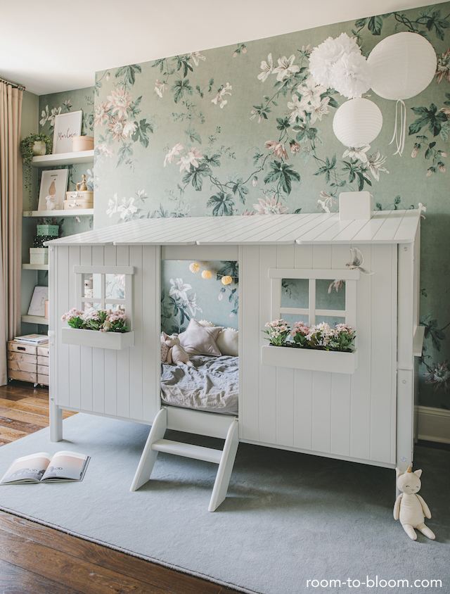 Childrens-bedroom-design-floral-mural-wallpaper