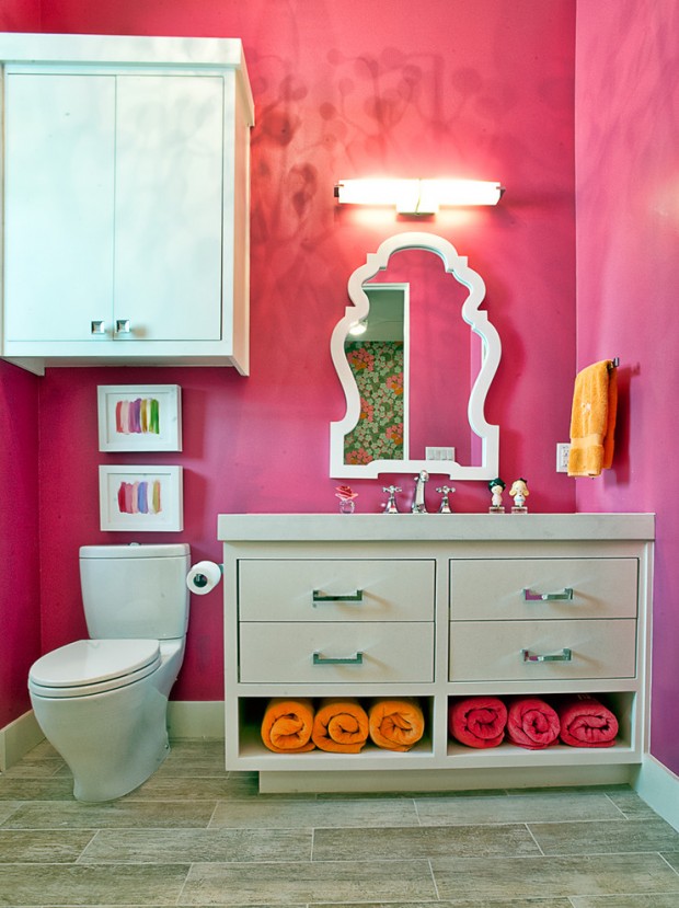 Покрашена в розовой цвет стены ванной